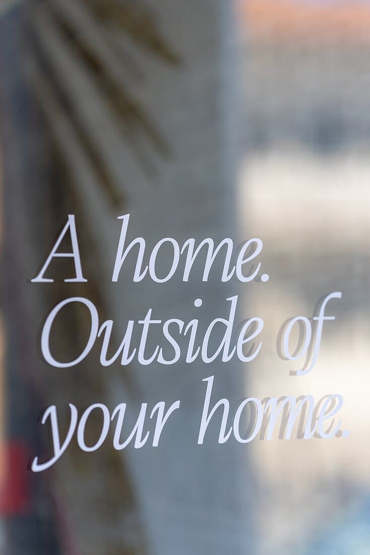 Parede da Sense Clinic com a frase A home. Outside of your home.
