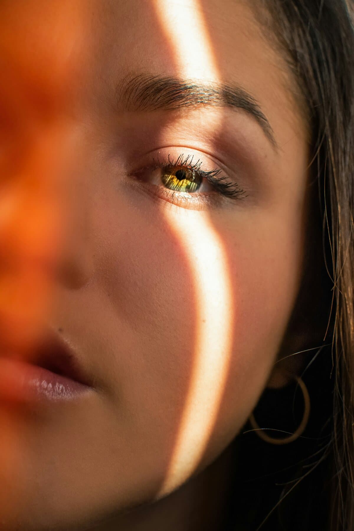 Rosto iluminado por um feixe de luz — medicina estética na Sense Clinic
