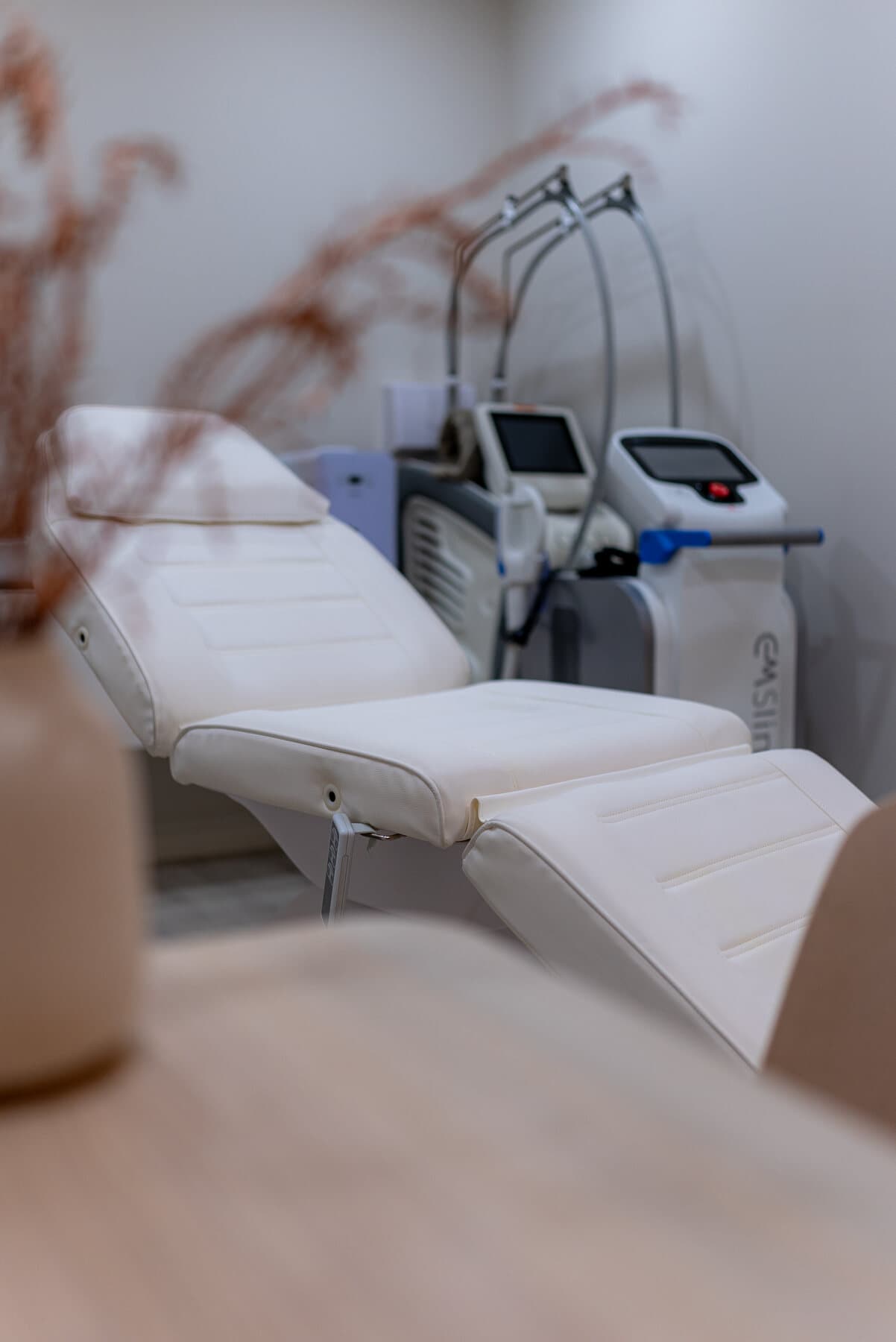 Cabine de tratamento da Sense Clinic com marquesa e equipamentos